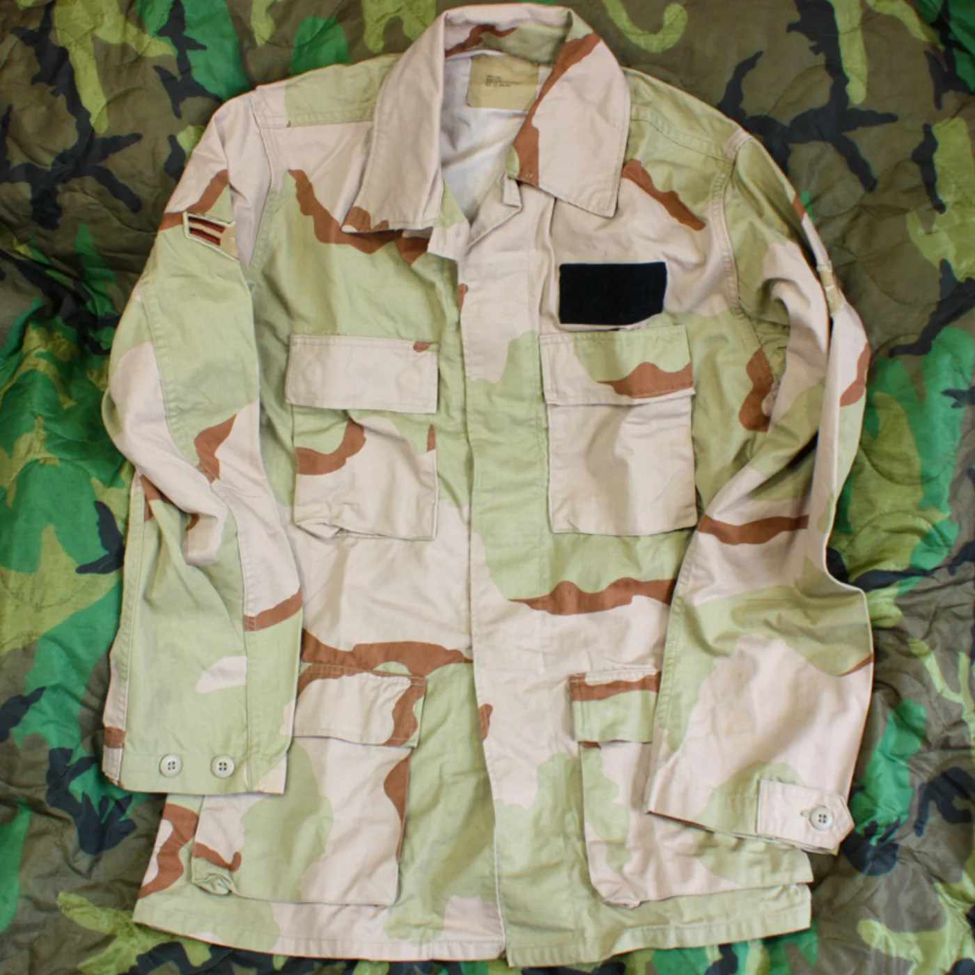 3Cデザート迷彩ジャケット 階級章付き S-L 中古良品 記録写真3