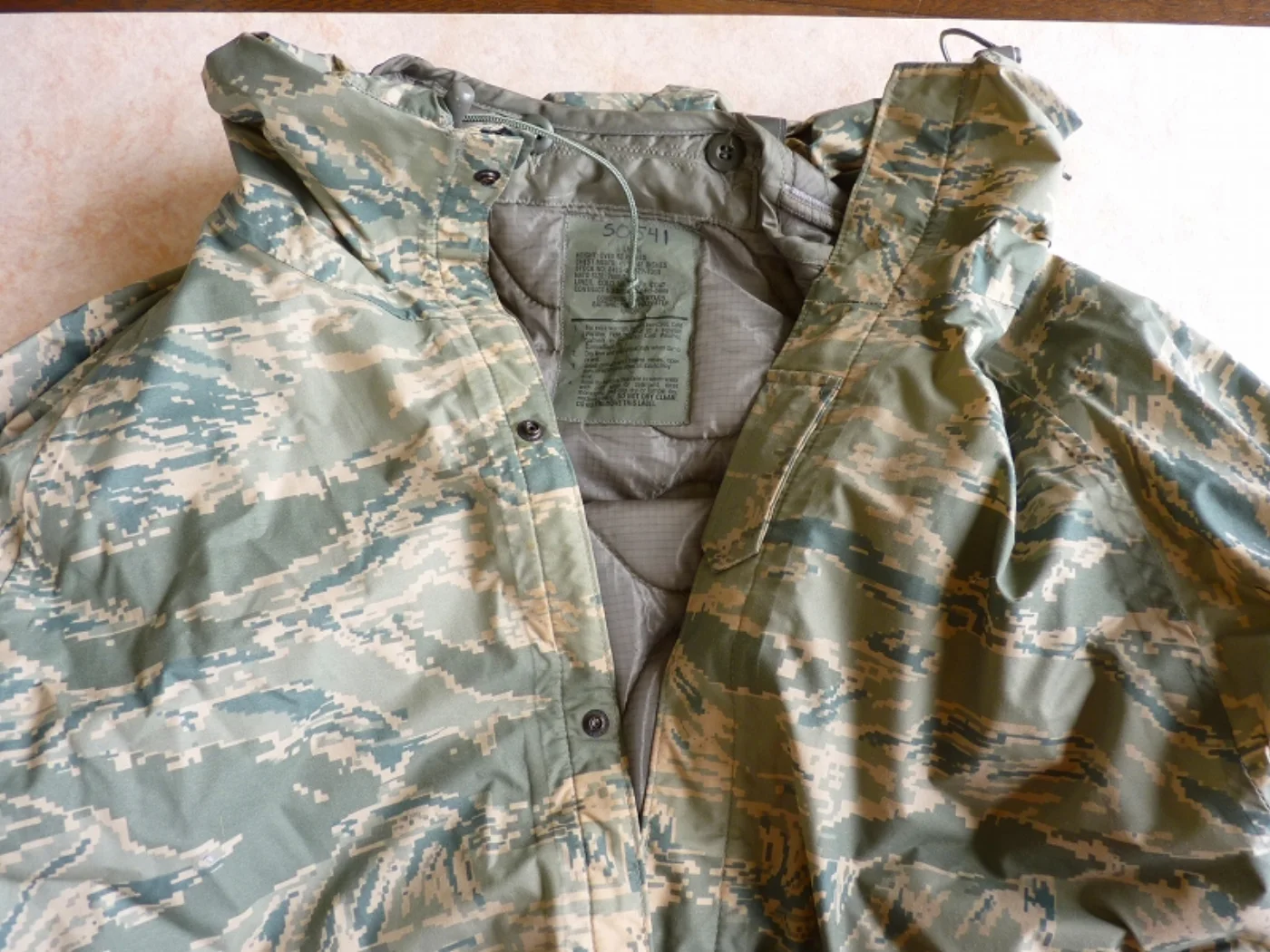 ミリタリーショップ 南国百貨店.COM|沖縄 ABU 米軍エアホース レインジャケット S [Q-843] - ABU 記録写真3
