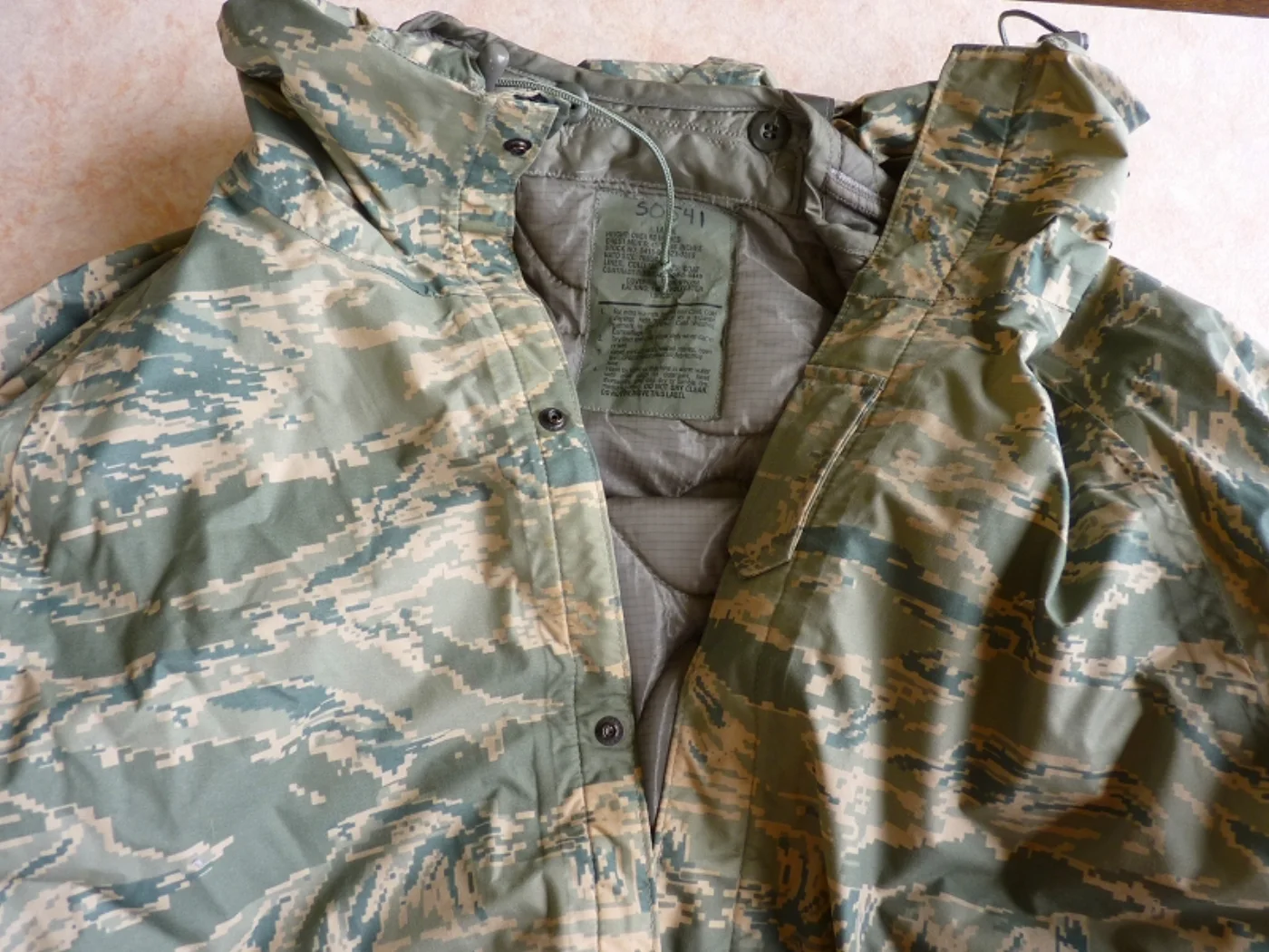 ミリタリーショップ 南国百貨店.COM|沖縄 ABU 米軍エアホース レインジャケット S [Q-843] - ABU 記録写真4