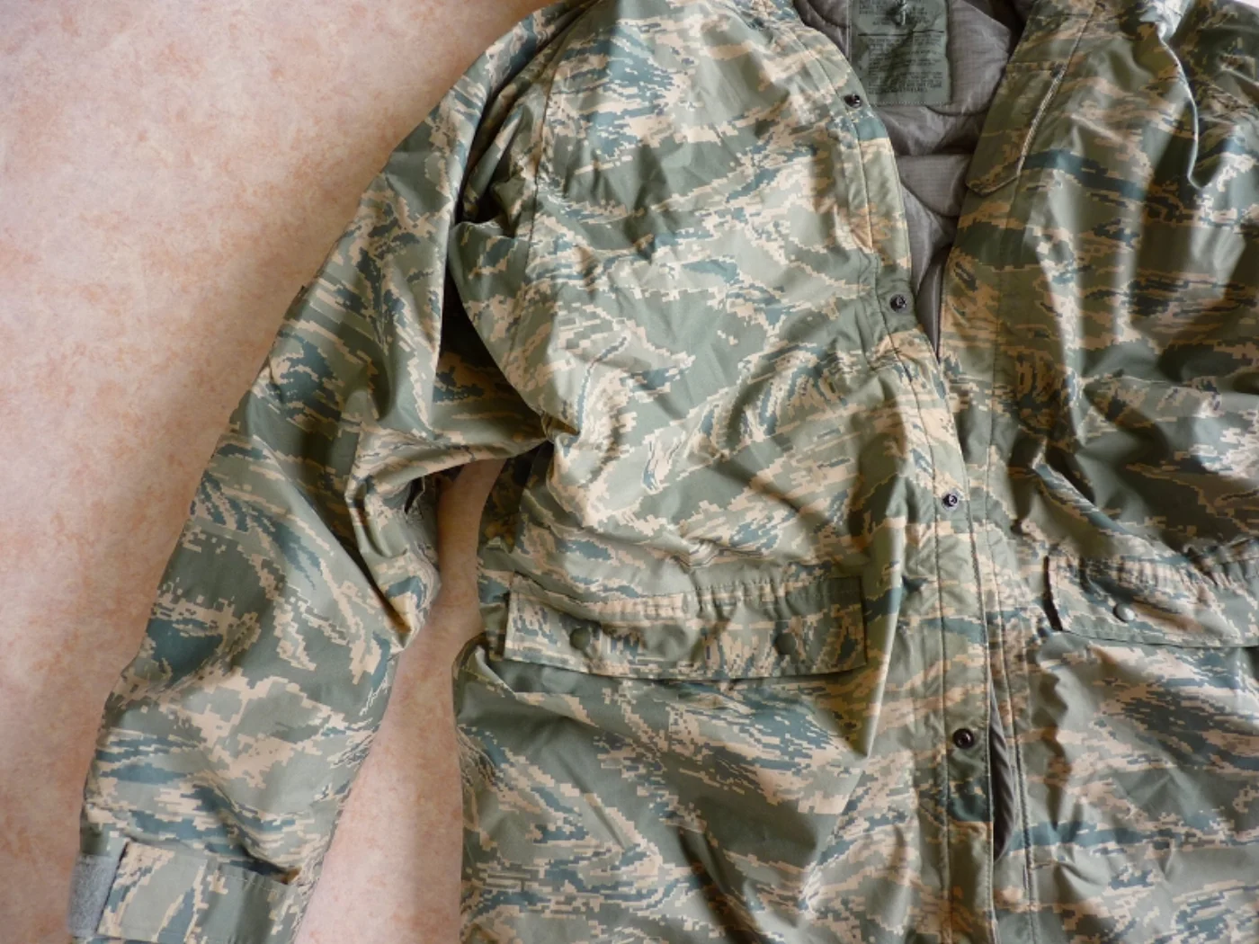 ミリタリーショップ 南国百貨店.COM|沖縄 ABU 米軍エアホース レインジャケット S [Q-843] - ABU 記録写真6