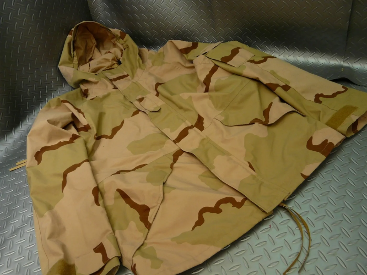 ミリタリーショップ 南国百貨店.COM|沖縄 ECWCS 3C GORE-TEX パーカー＆パンツ M 新品セット [K 記録写真2