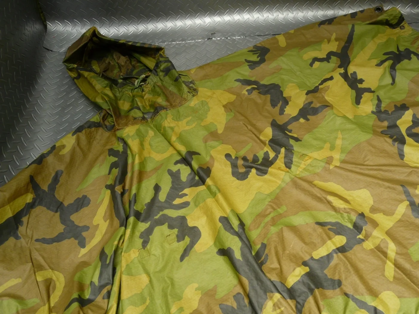 ミリタリーショップ 南国百貨店.COM|沖縄 米軍 ポンチョ [T-183] - ポンチョ（雨具）米軍放出品程度：中古※ 記録写真2