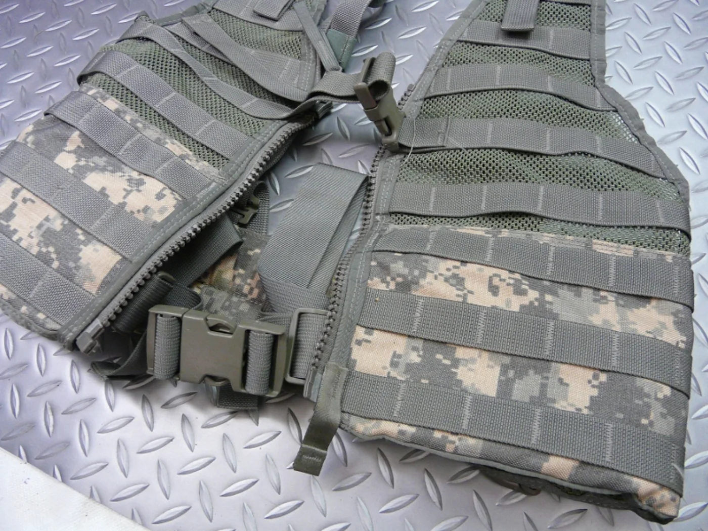 ACU迷彩 ファイティングロードキャリア(FLC)ベスト 米軍実物 中古良品 記録写真2