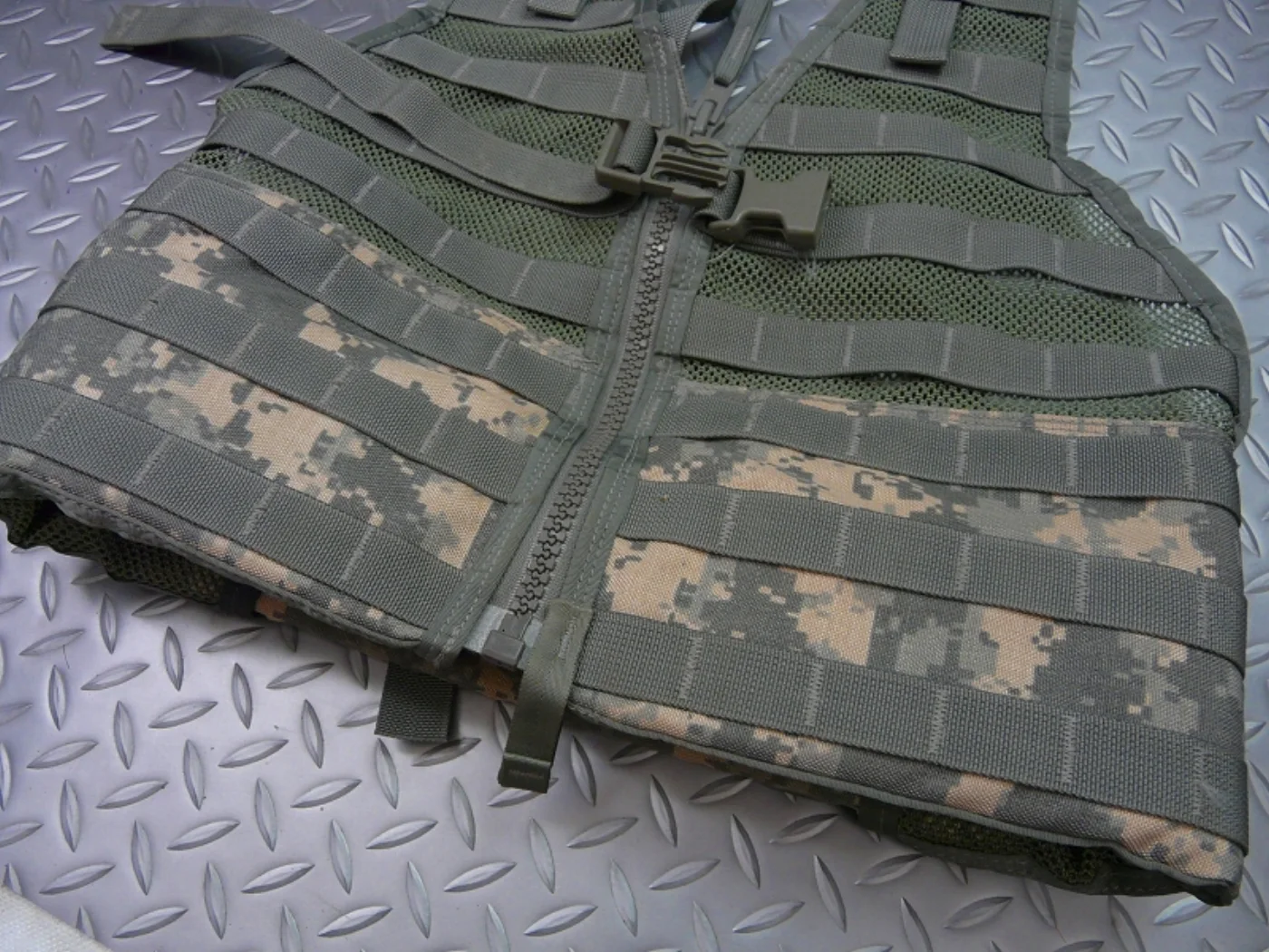 ACU迷彩 ファイティングロードキャリア(FLC)ベスト 米軍実物 中古良品 記録写真3