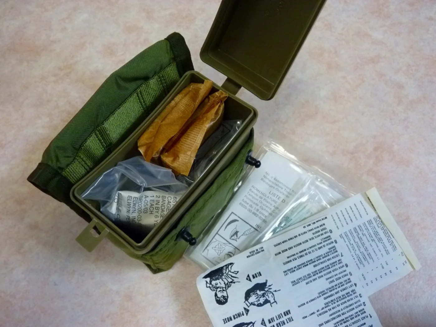 米軍実物 FIRST AID KIT 個人用救急ポーチ 中身入り 新品 記録写真4