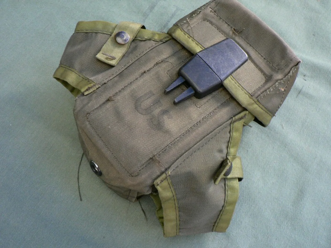 ミリタリーショップ 南国百貨店.COM|沖縄 ３連マガジンポーチ [Z C-1047] - ３連マガジンポーチ米軍放出品 記録写真2