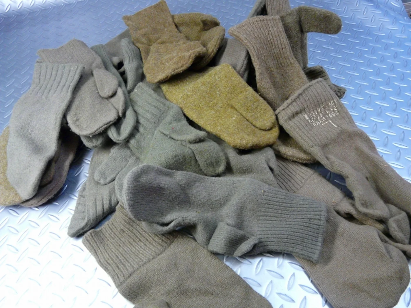 ミリタリーショップ 南国百貨店.COM|沖縄 極寒用軍手？ [ZZ V-048] - 極寒用軍手？米軍放出品珍しい指の形 記録写真2