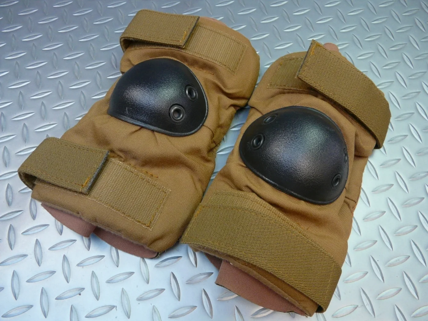 ミリタリーショップ 南国百貨店.COM|沖縄 USMC コヨーテ エルボーパッド（ひじパッド） 【新品】 [ZZ C-1 記録写真2