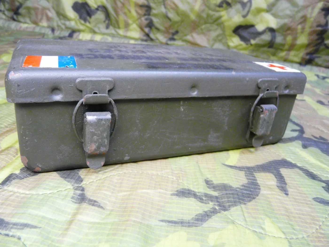 欧州軍 車両用 救急箱 スチールケース(空) 赤十字マーク入り 記録写真2