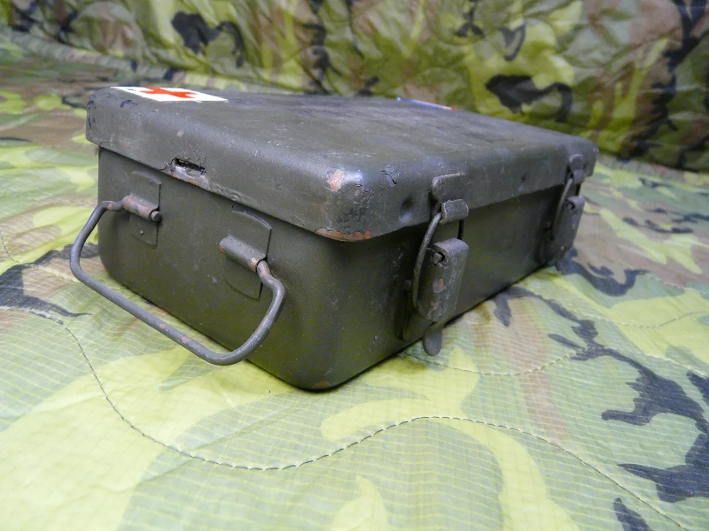 欧州軍 車両用 救急箱 スチールケース(空) 赤十字マーク入り 記録写真3