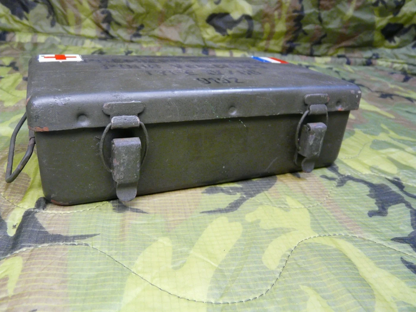 欧州軍 車両用 救急箱 スチールケース(空) 赤十字マーク入り 記録写真5