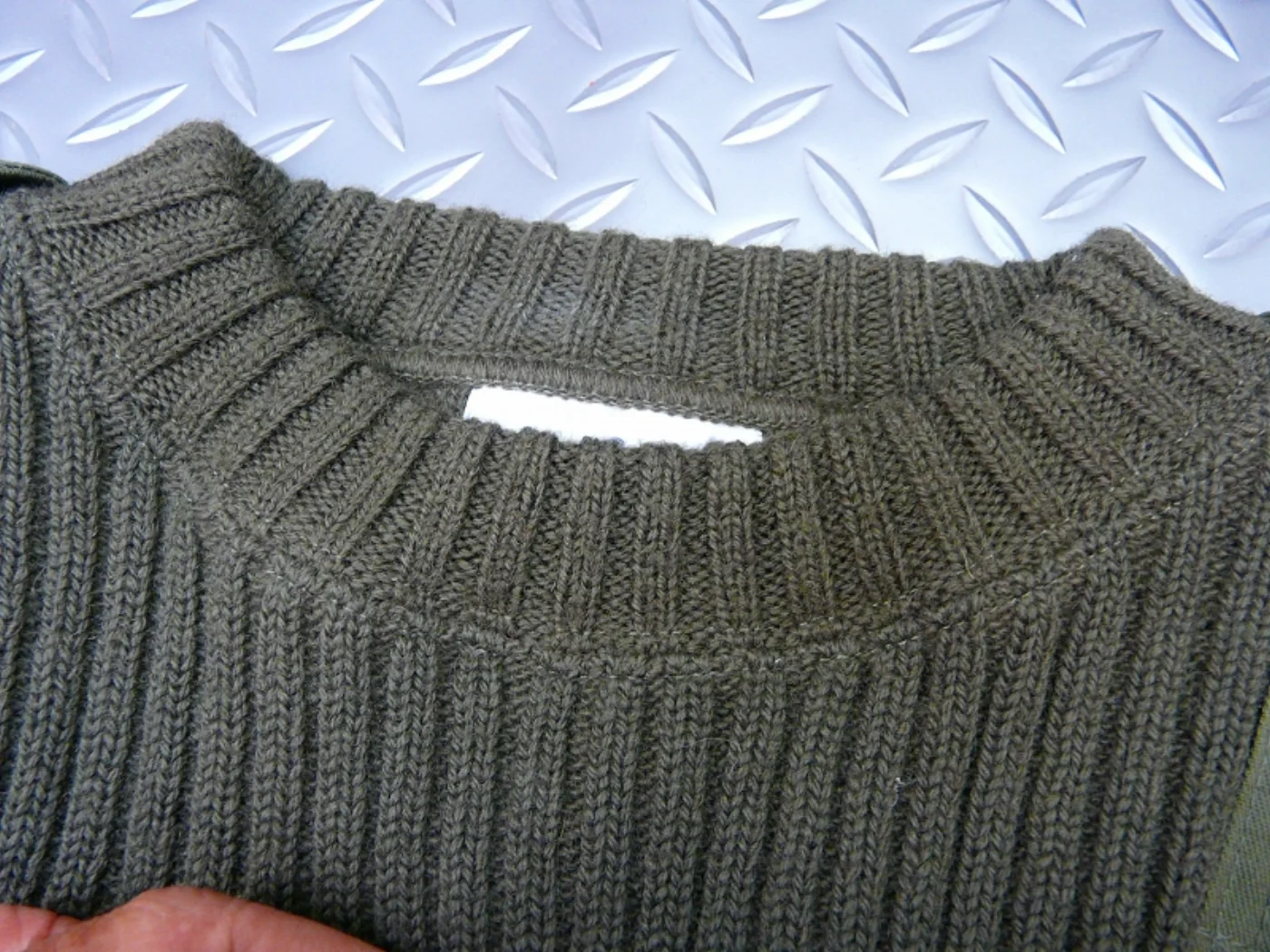 ミリタリーショップ 南国百貨店.COM|沖縄 100% WOOL セーター ARMY 42 [ZZ H-379] - 1 記録写真4