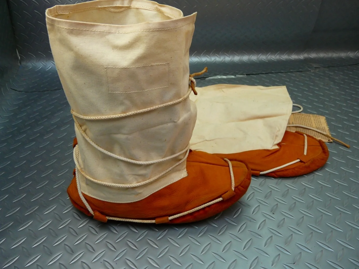 ミリタリーショップ 南国百貨店.COM|沖縄 MOCCASIN HIGH TOP SURVIVAL KIT 未使用品 [ 記録写真2