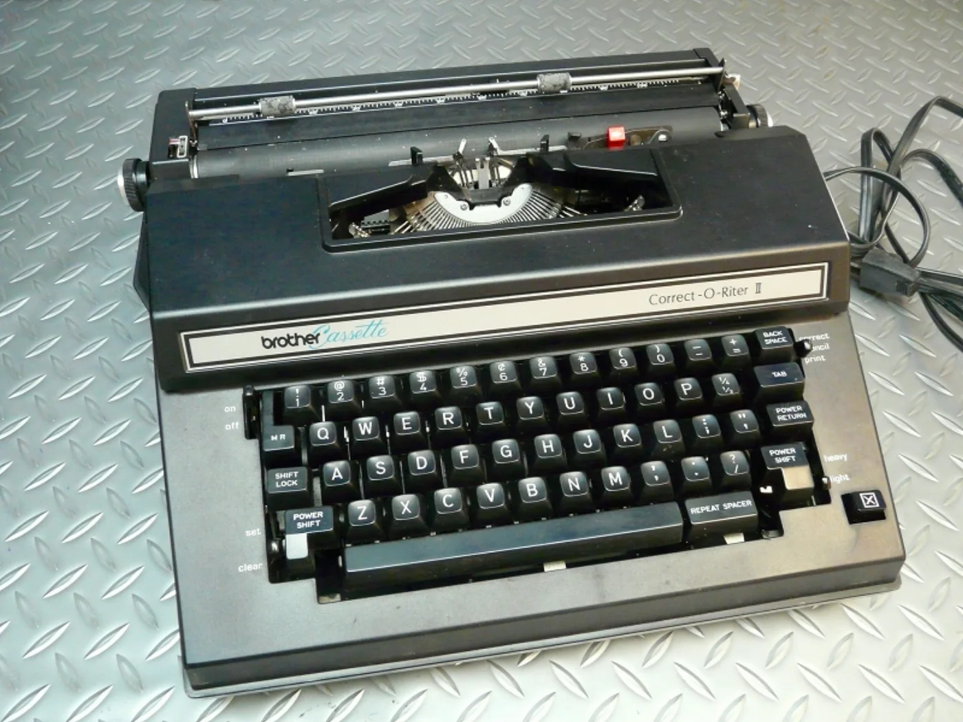 ミリタリーショップ 南国百貨店.COM|沖縄 電動タイプライター brother製 米軍放出品 [ZZ B-1243] 記録写真4