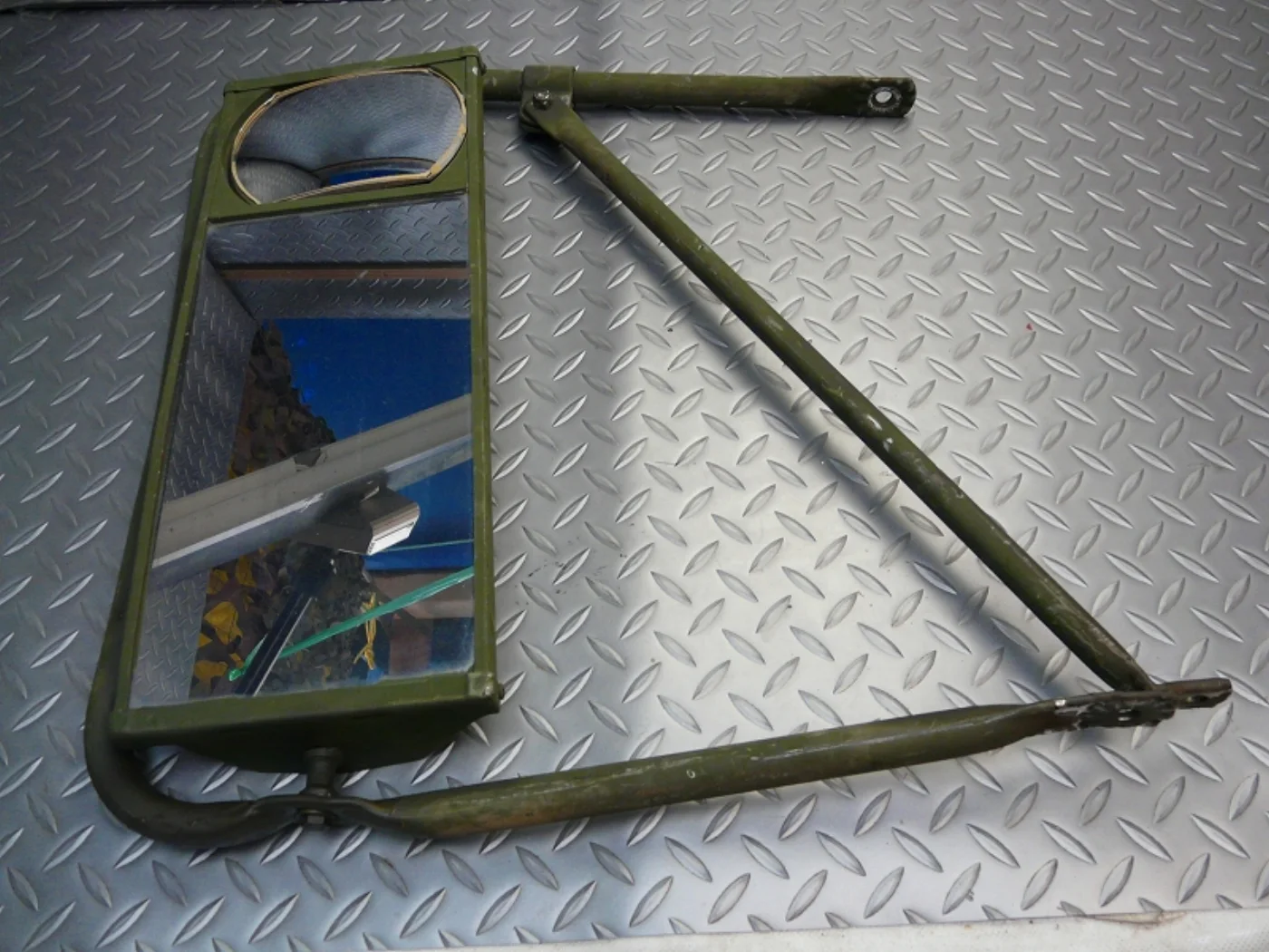ミリタリーショップ 南国百貨店.COM|沖縄 軍用車両のミラー 鏡 [ZZ B-1233] - 軍用車両のミラー 鏡※片 記録写真2