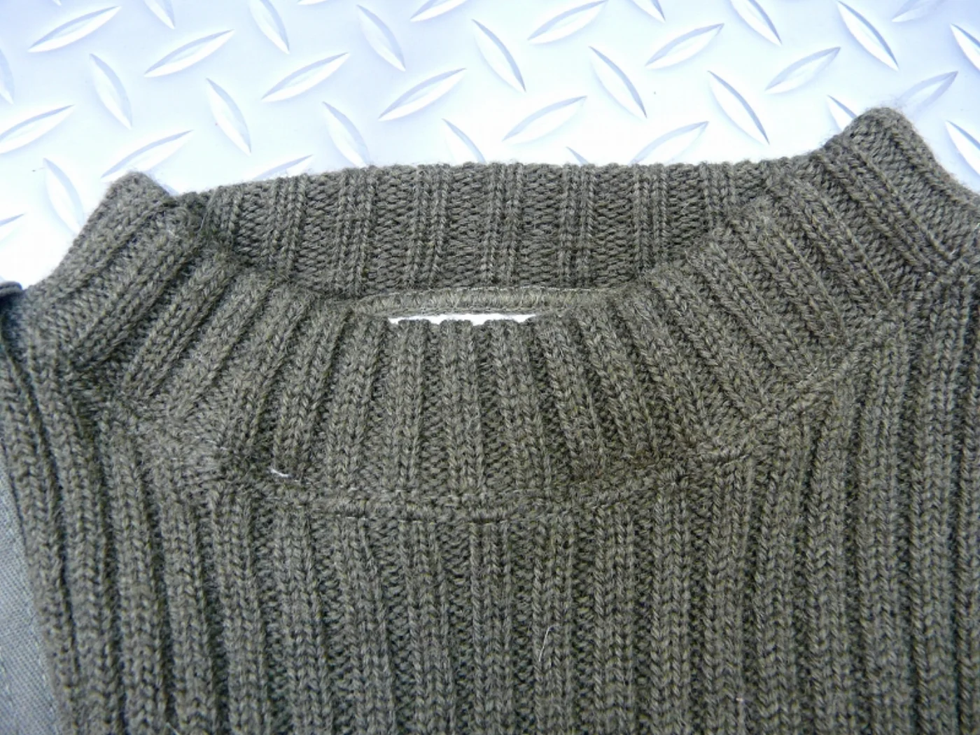 ミリタリーショップ 南国百貨店.COM|沖縄 100% WOOL セーター ARMY 38 [ZZ H-380] - 1 記録写真4