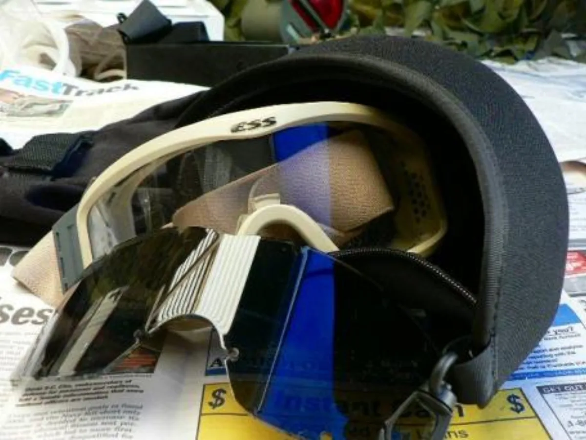 ミリタリーショップ 南国百貨店.COM|沖縄 ESS ゴーグル（中古）＋OAKLEYのケース（新品） [E-560] - 記録写真1