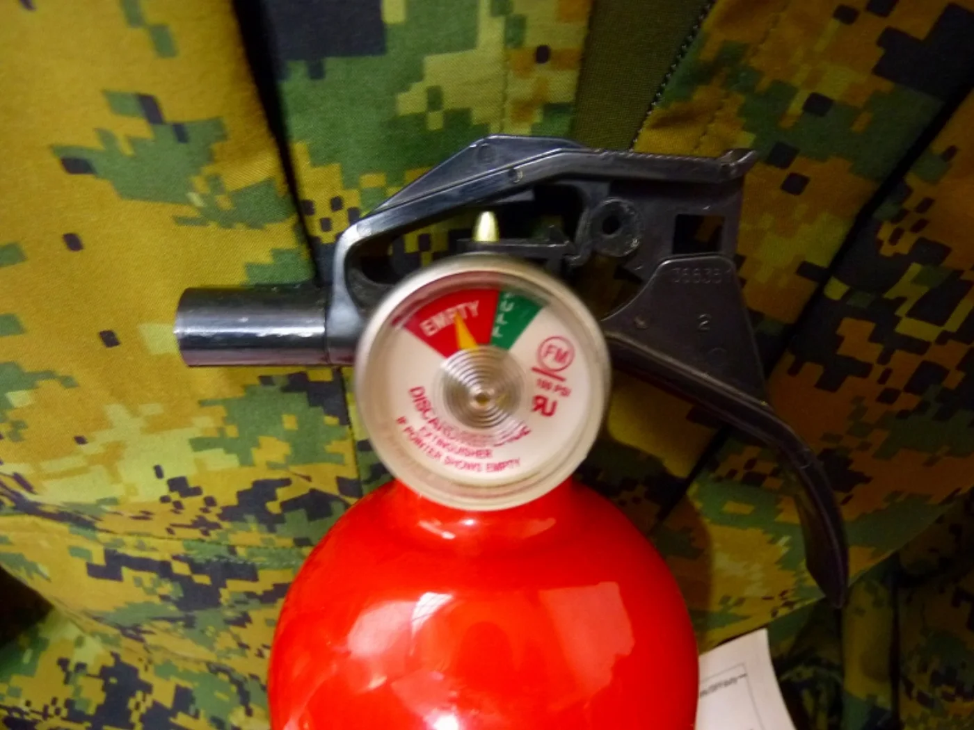 ミリタリーショップ 南国百貨店.COM|沖縄 米軍基地内使用 小型の消火器・車載ニトロ風に！ [ZZ Q-1450] - 記録写真3