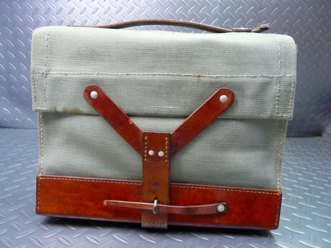ミリタリーショップ 南国百貨店.COM|沖縄 ドイツ軍のバッグ 10x30x25cm [ZZ A-607] - ドイツ軍 記録写真3