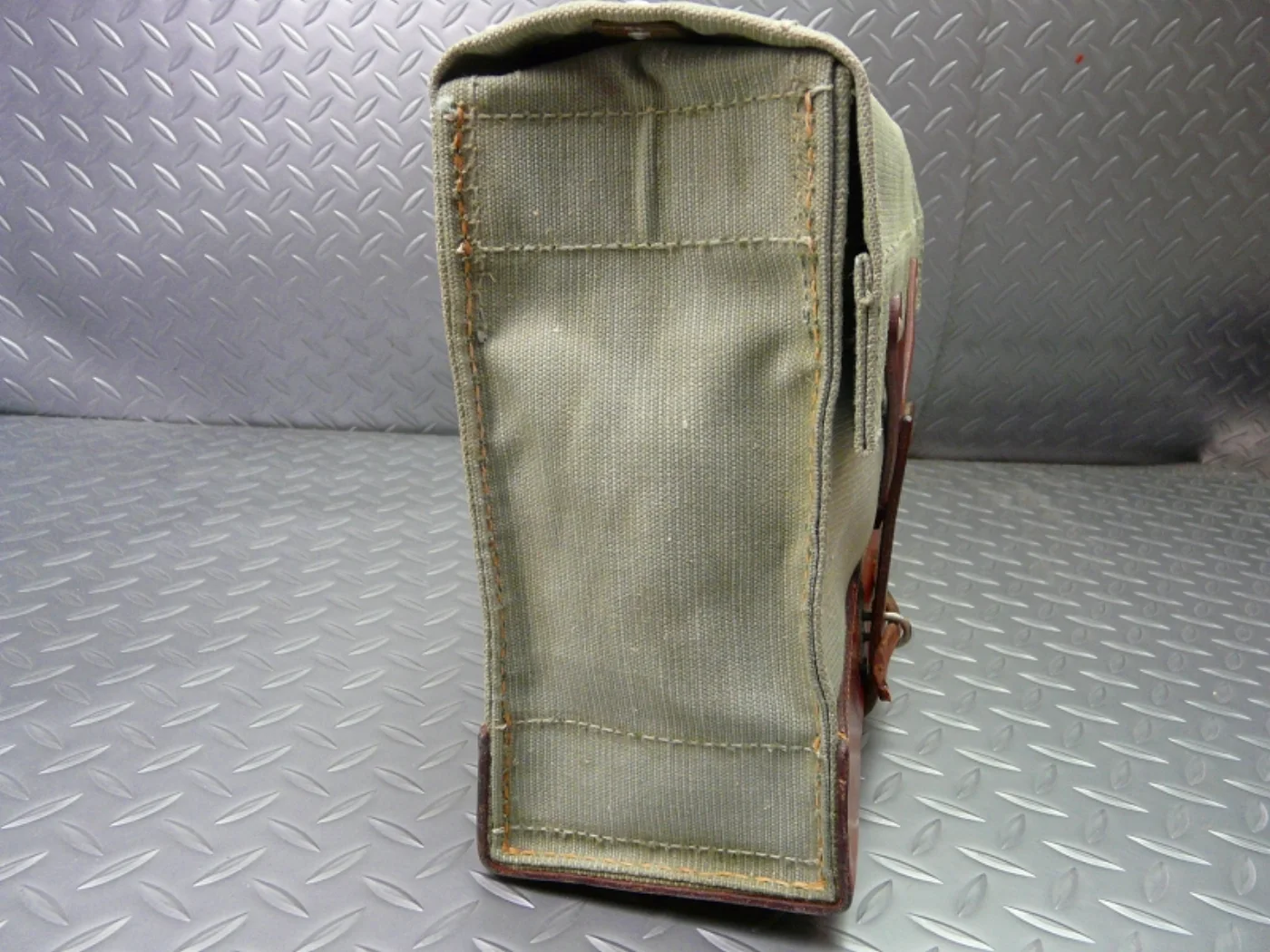 ミリタリーショップ 南国百貨店.COM|沖縄 ドイツ軍のバッグ 10x30x25cm [ZZ A-607] - ドイツ軍 記録写真5