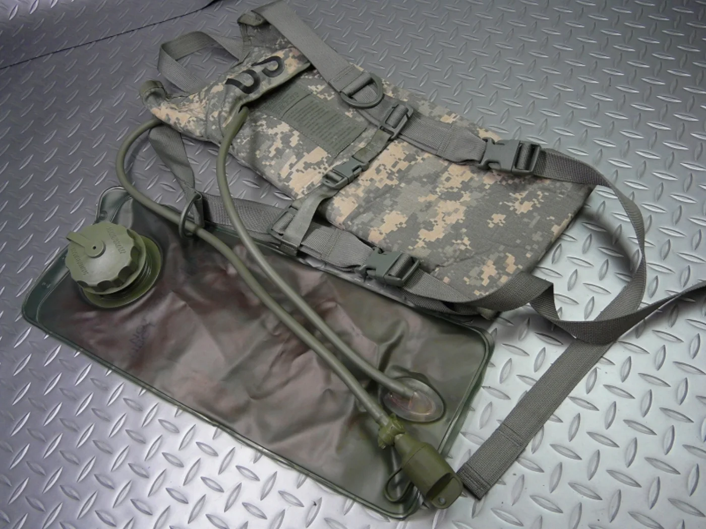 ミリタリーショップ 南国百貨店.COM|沖縄 ACU MOLLE II ハイドロパック 新品 [X-348] - ACU 記録写真2