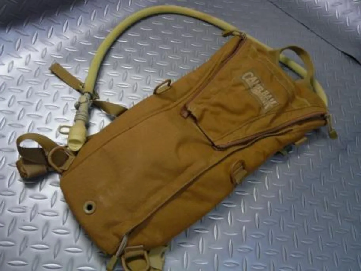 ミリタリーショップ 南国百貨店.COM|沖縄 CAMELBAK コヨーテ 中古 [X-347] - CAMELBAKカラ 記録写真1