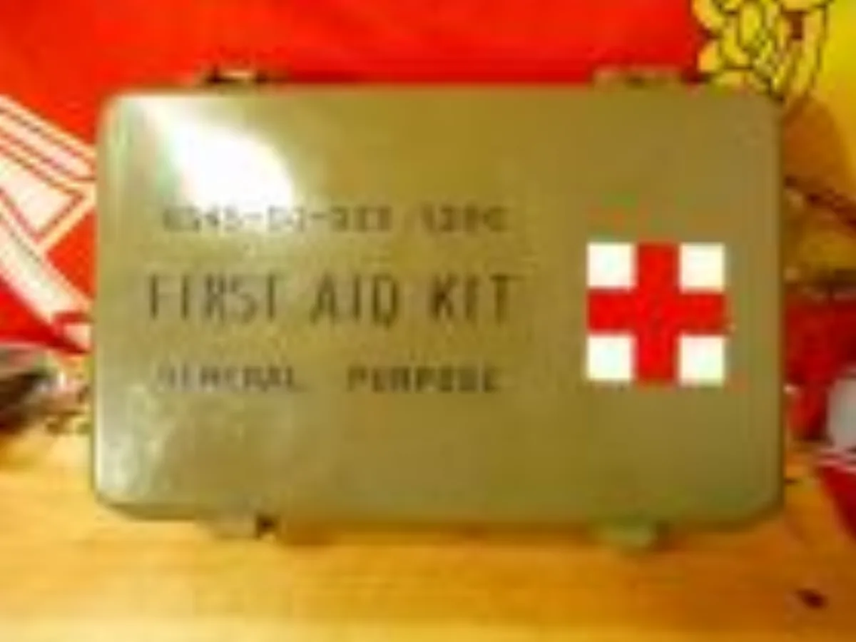 ミリタリーショップ 南国百貨店.COM|沖縄 FIRST AID KIT 中身入り プラスチックケース [ZZ Q-16 記録写真1