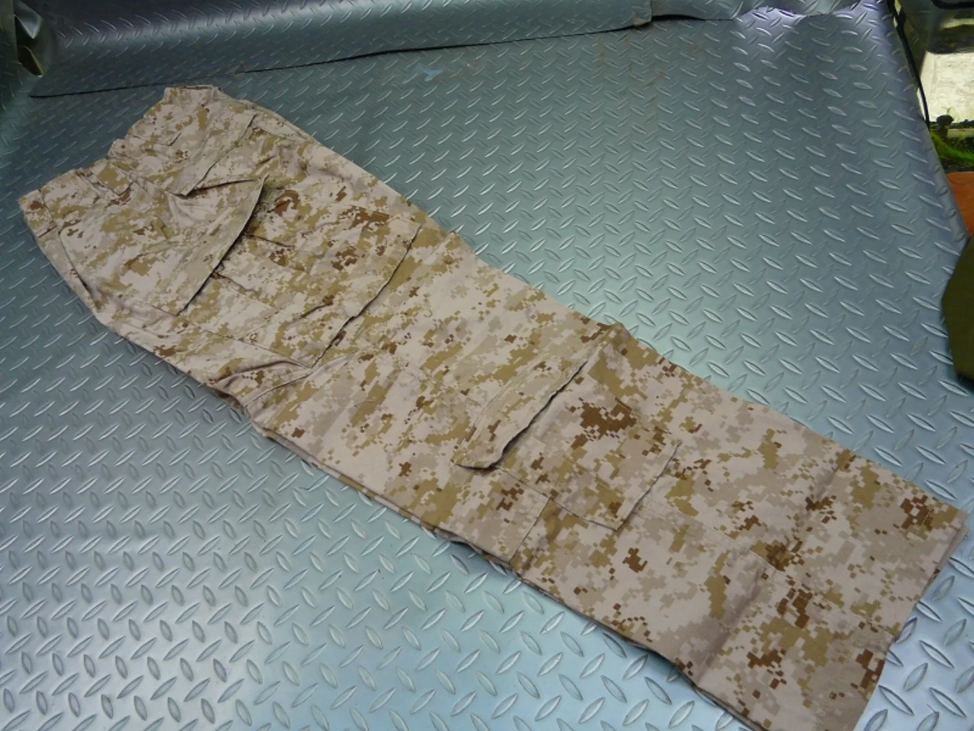 ミリタリーショップ 南国百貨店.COM|沖縄 USMC 新型コンバットパンツ FROG S-R 新品 [Z-1560] 記録写真2