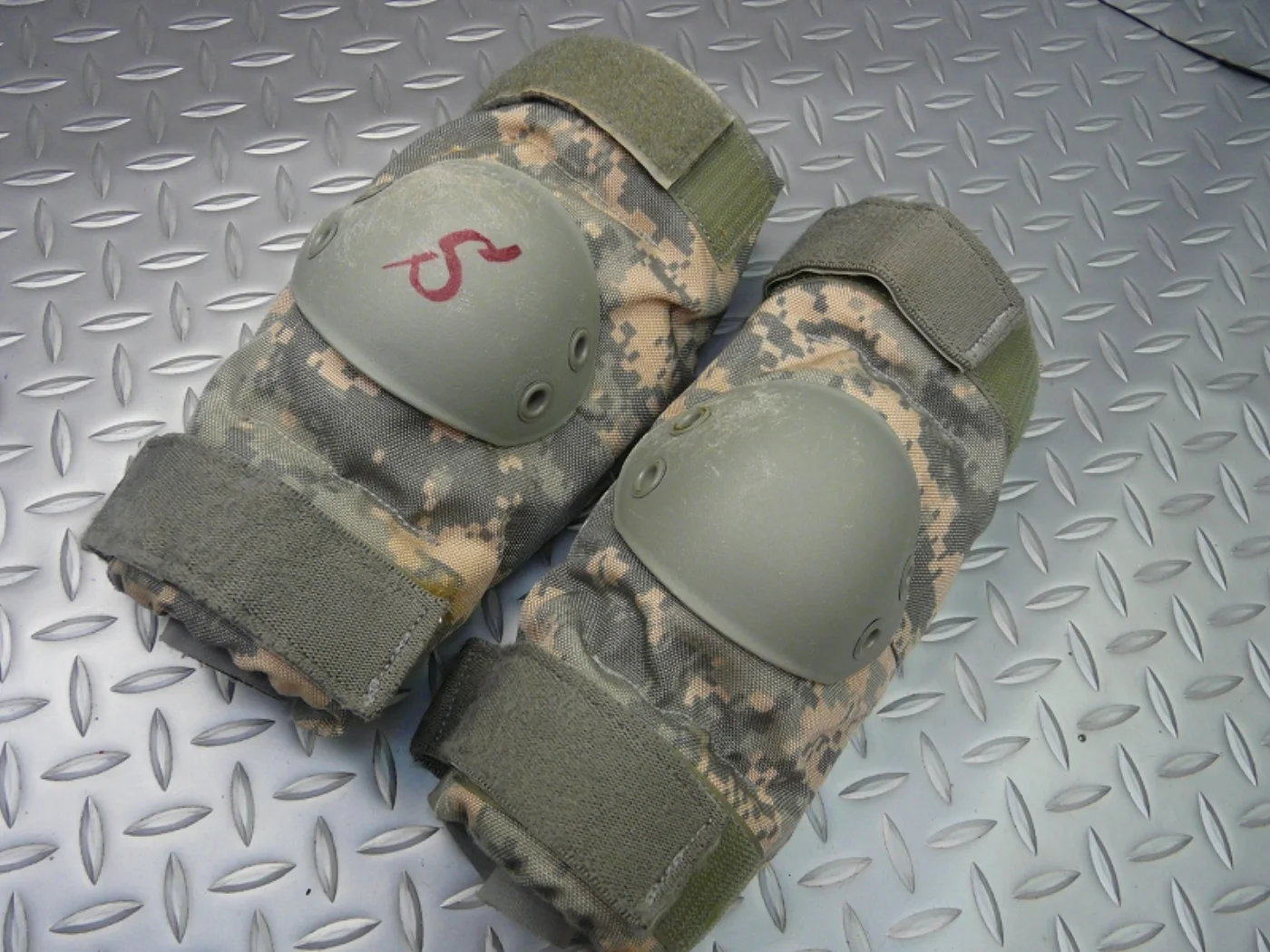 ミリタリーショップ 南国百貨店.COM|沖縄 ACU エルボーパッド S 中古良品 [Z C-1325] - ACU エ 記録写真2