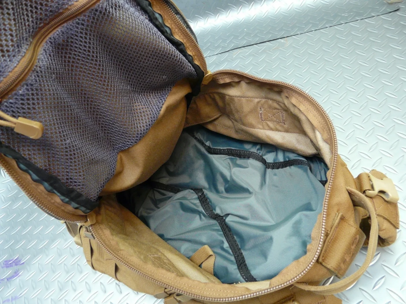 ミリタリーショップ 南国百貨店.COM|沖縄 コヨーテ CAMELBAK 珍しいタイプ [F-749] - コヨーテ C 記録写真8