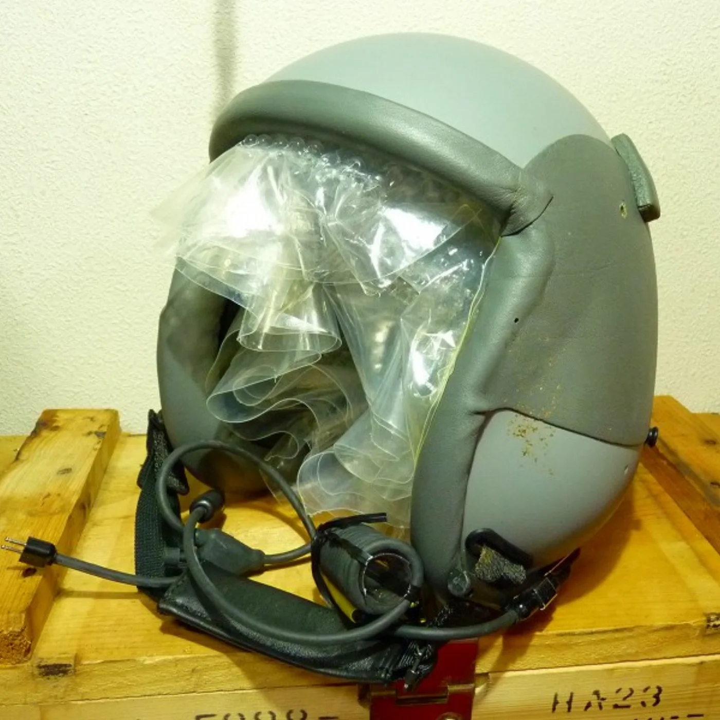 ミリタリーショップ 南国百貨店.COM|沖縄 HGU-55/P 中古 パイロット用ヘルメット（クリアバイザー付き） [Q 記録写真2