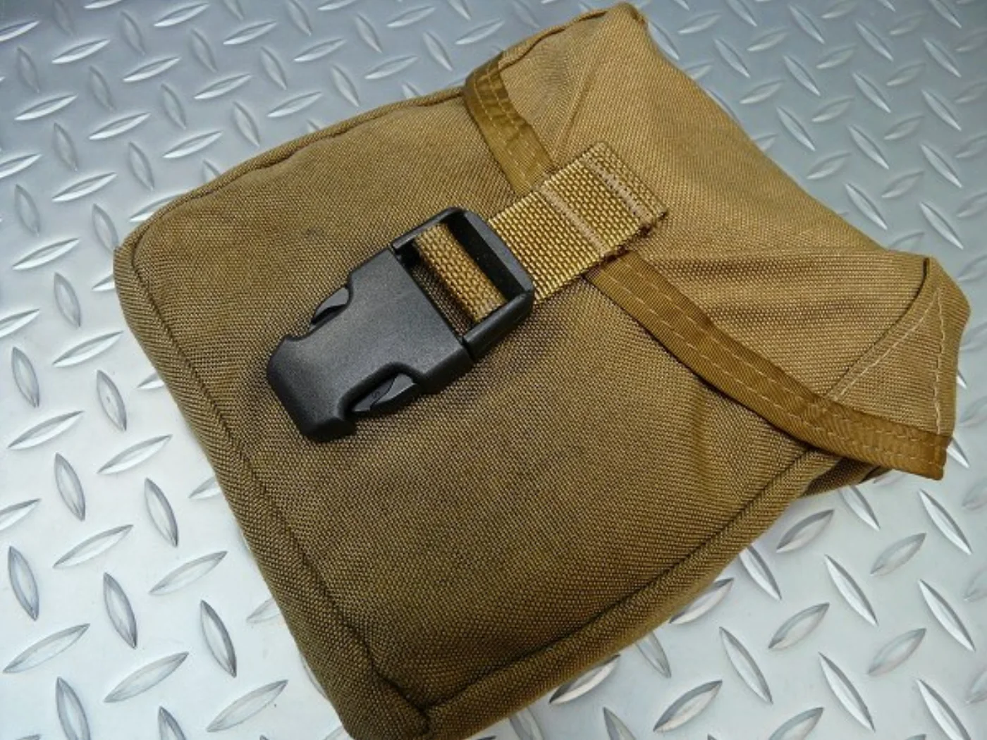 ミリタリーショップ 南国百貨店.COM|沖縄 USMC FIRST AID KIT コヨーテ 中身入り [D-1850] 記録写真3