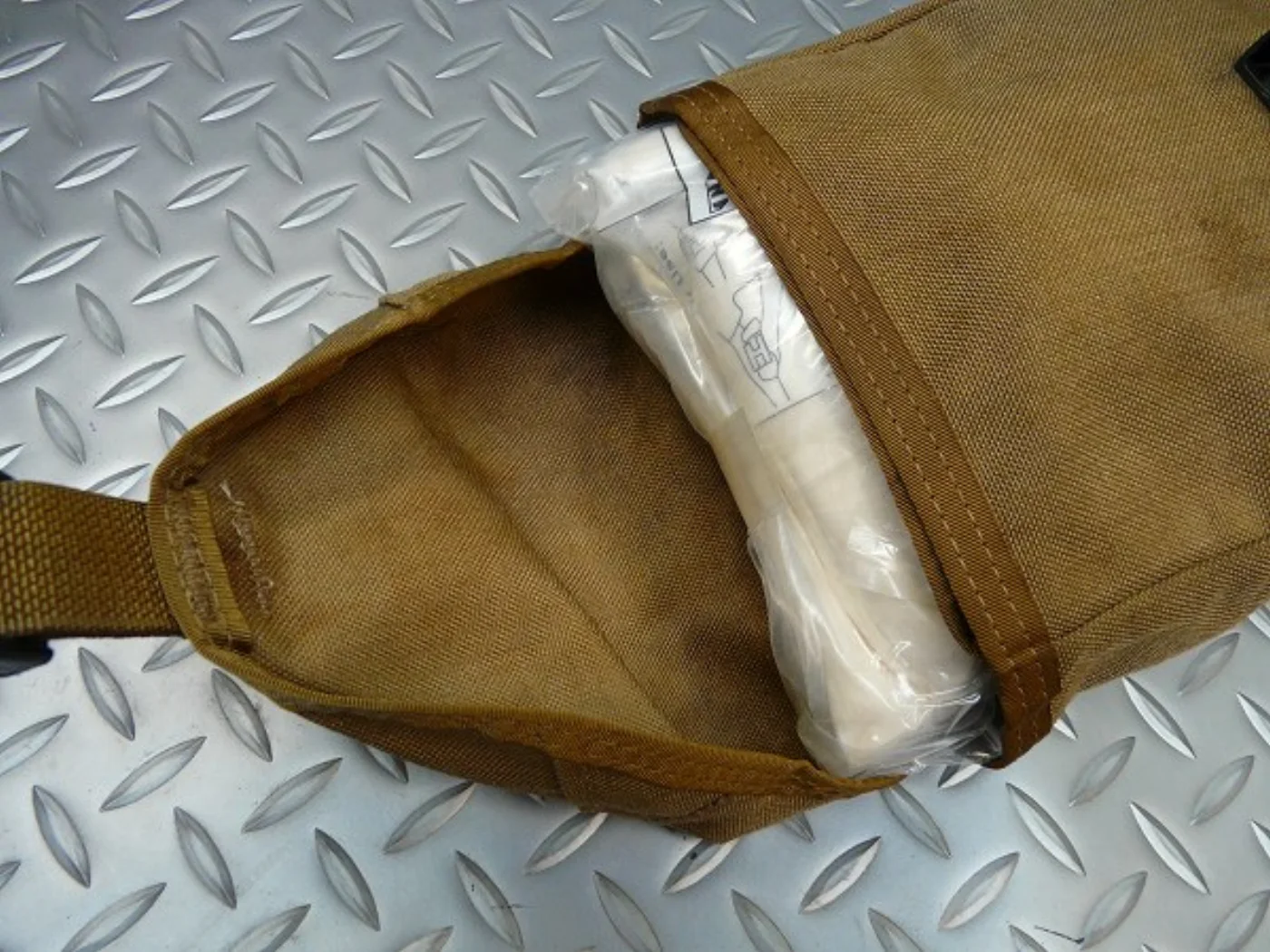 ミリタリーショップ 南国百貨店.COM|沖縄 USMC FIRST AID KIT コヨーテ 中身入り [D-1850] 記録写真7