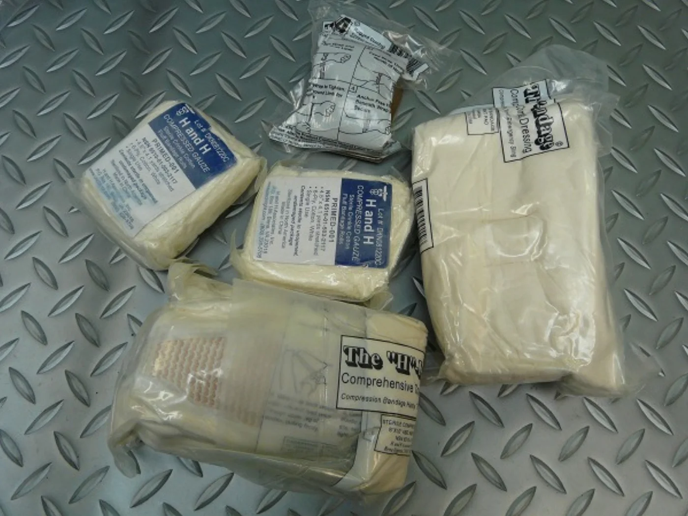 ミリタリーショップ 南国百貨店.COM|沖縄 USMC FIRST AID KIT コヨーテ 中身入り [D-1850] 記録写真8