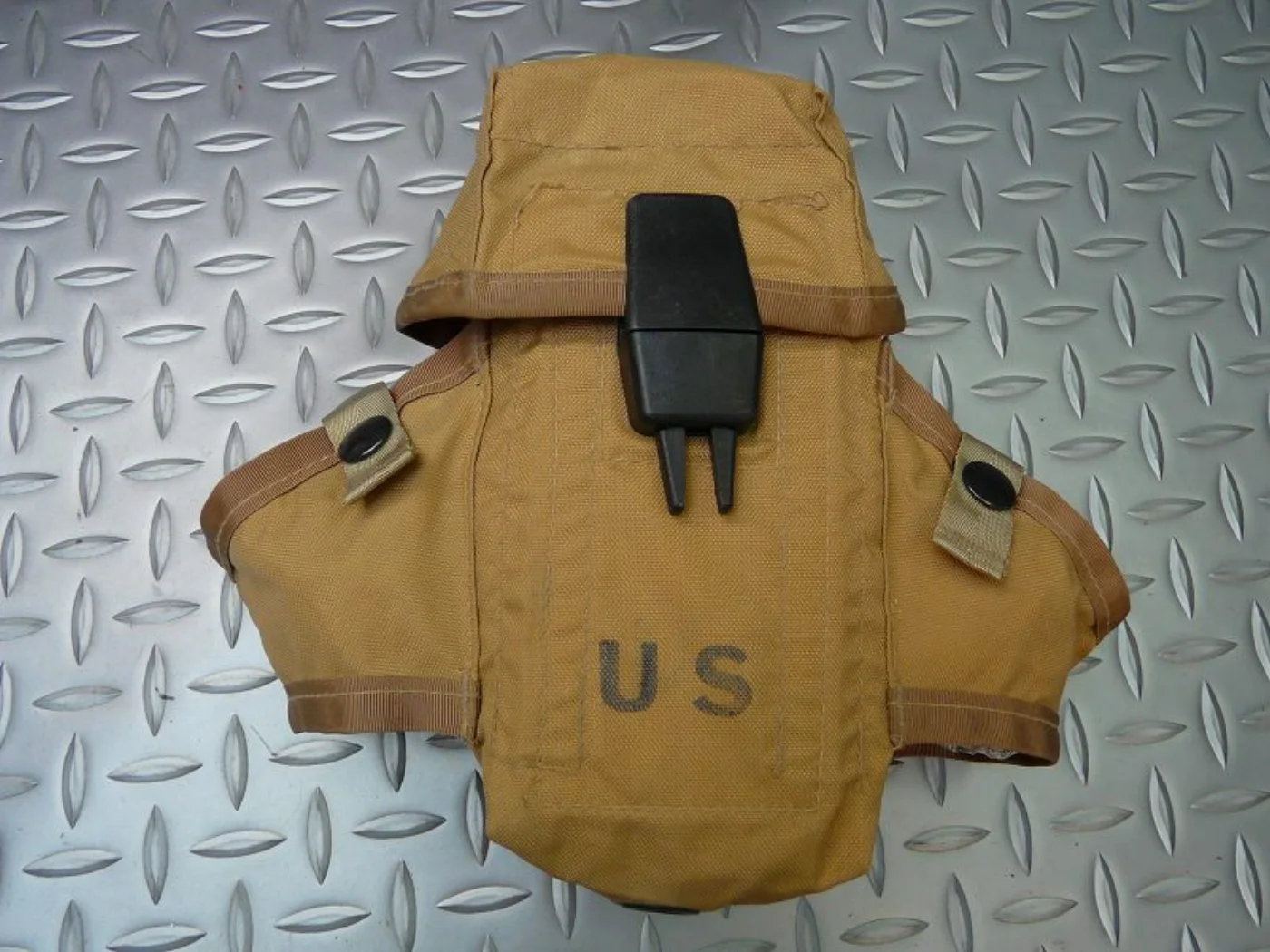 ミリタリーショップ 南国百貨店.COM|沖縄 M16 3連マガジンポーチ TAN [D-1866] - M16 3連マガ 記録写真2