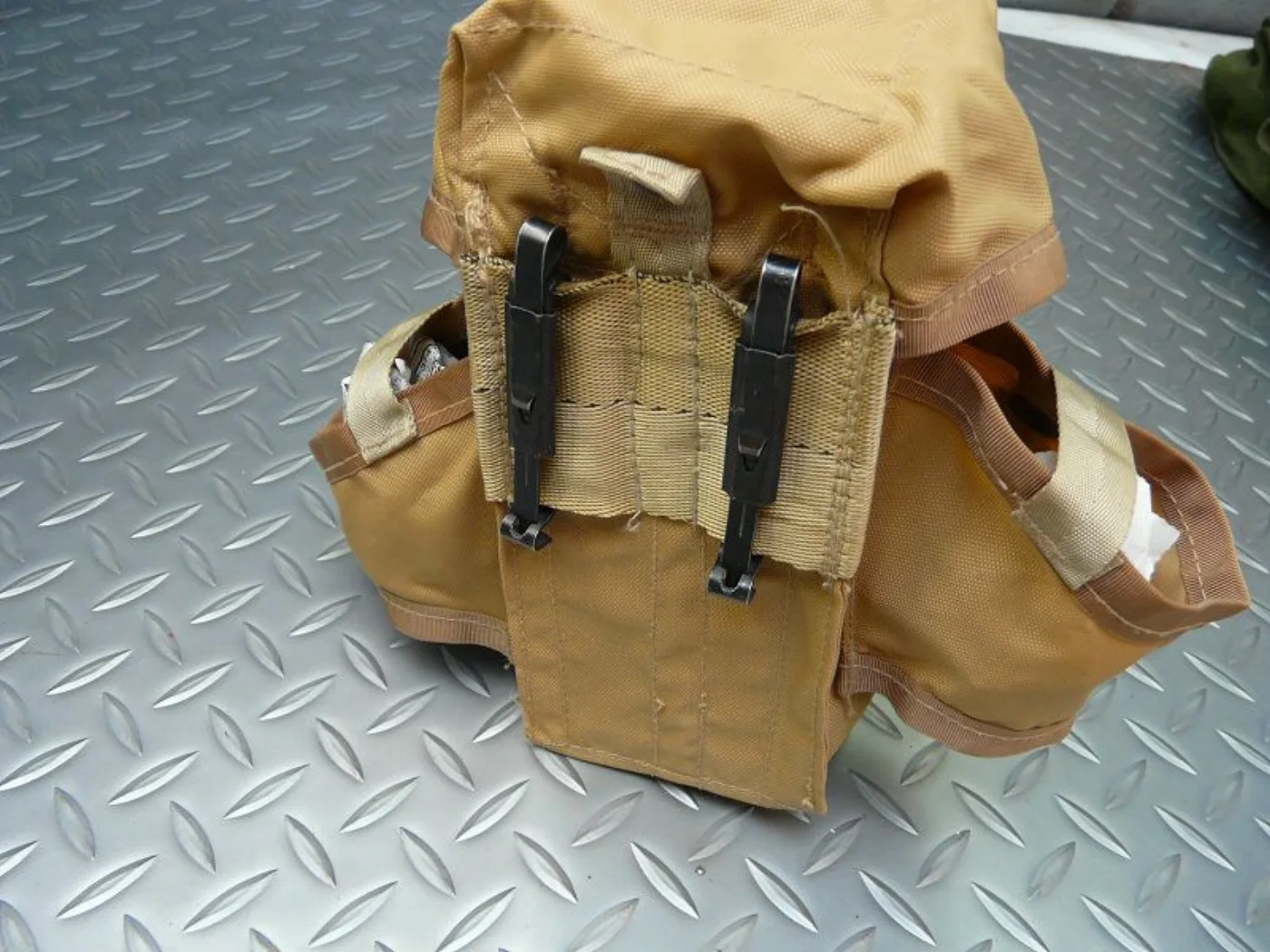 ミリタリーショップ 南国百貨店.COM|沖縄 M16 3連マガジンポーチ TAN [D-1866] - M16 3連マガ 記録写真3