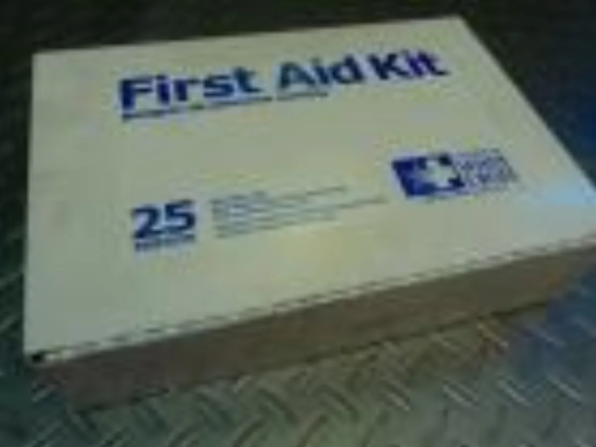 ミリタリーショップ 南国百貨店.COM|沖縄 FIRST AID KIT 中身入り 珍しい青文字 中箱 [D-1878] 記録写真1