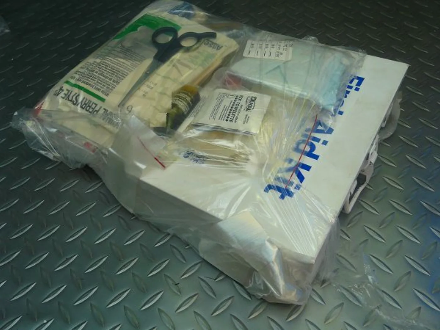ミリタリーショップ 南国百貨店.COM|沖縄 FIRST AID KIT 中身入り 珍しい青文字 中箱 [D-1878] 記録写真2