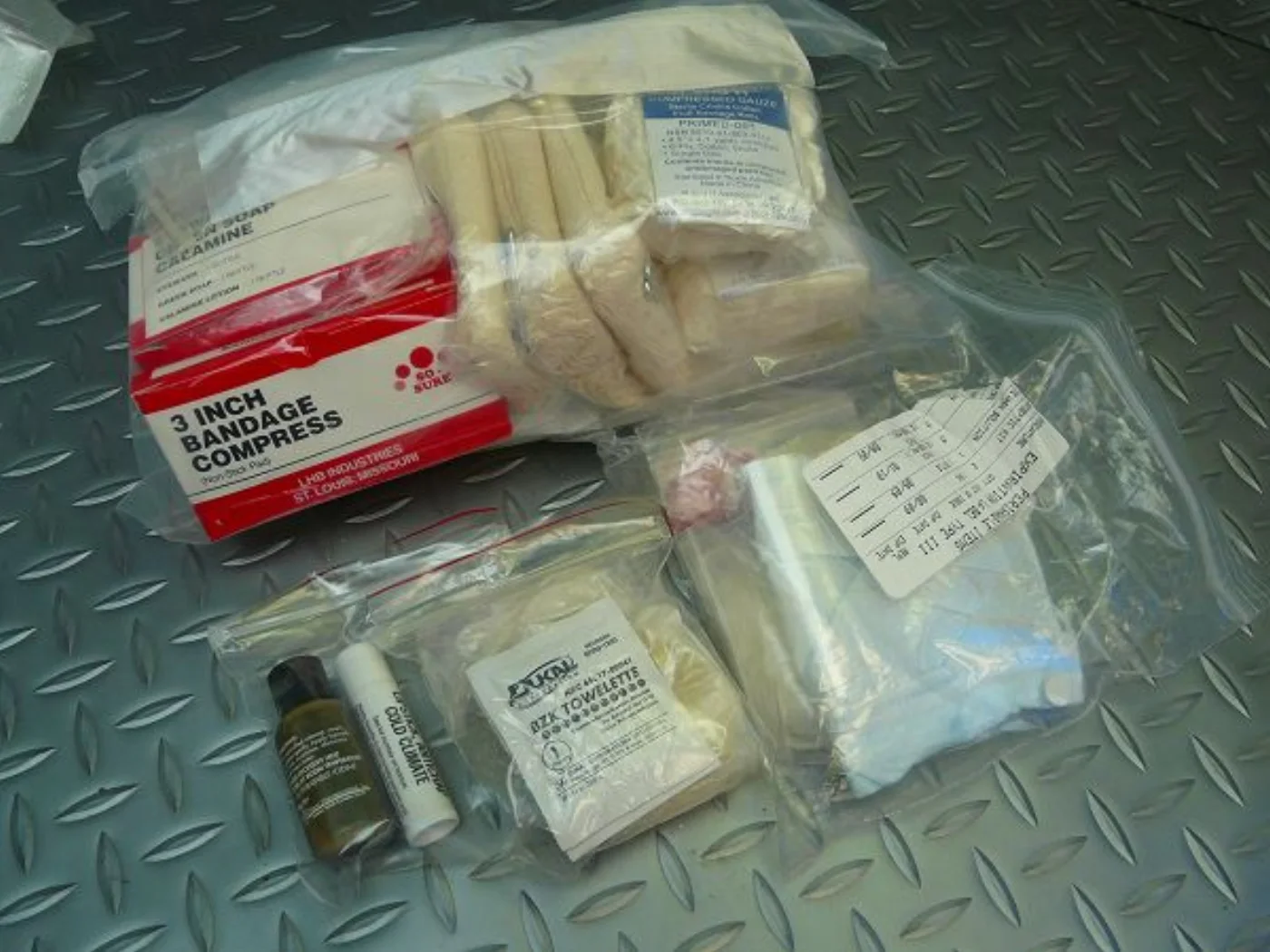 ミリタリーショップ 南国百貨店.COM|沖縄 FIRST AID KIT 中身入り 珍しい青文字 中箱 [D-1878] 記録写真3