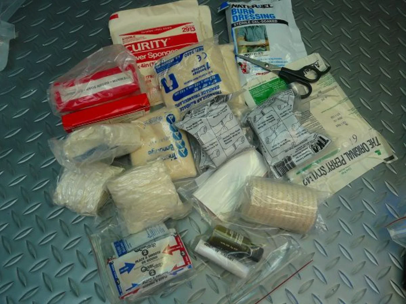 ミリタリーショップ 南国百貨店.COM|沖縄 FIRST AID KIT 中身入り 珍しい青文字 中箱 [D-1878] 記録写真7