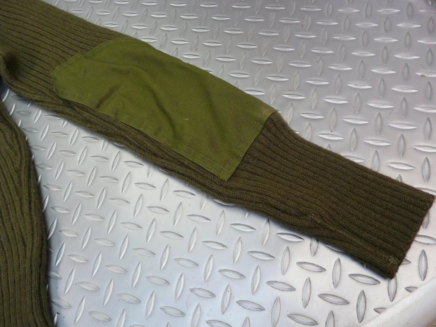 ミリタリーショップ 南国百貨店.COM|沖縄 100% WOOL セーター ARMY 42 [ZZ H-378] - 1 記録写真6