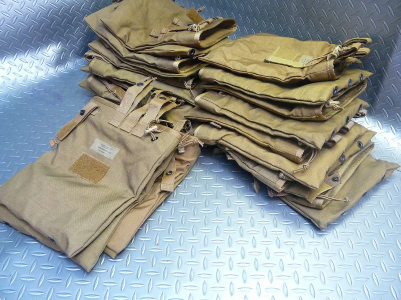 ミリタリーショップ 南国百貨店.COM|沖縄 ダンプポーチ コヨーテ 米軍官給品 極上品（１） [ZZ C-1348] 記録写真3