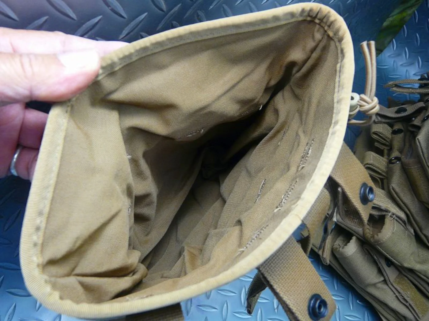 ミリタリーショップ 南国百貨店.COM|沖縄 ダンプポーチ コヨーテ 米軍官給品 極上品（１） [ZZ C-1348] 記録写真8