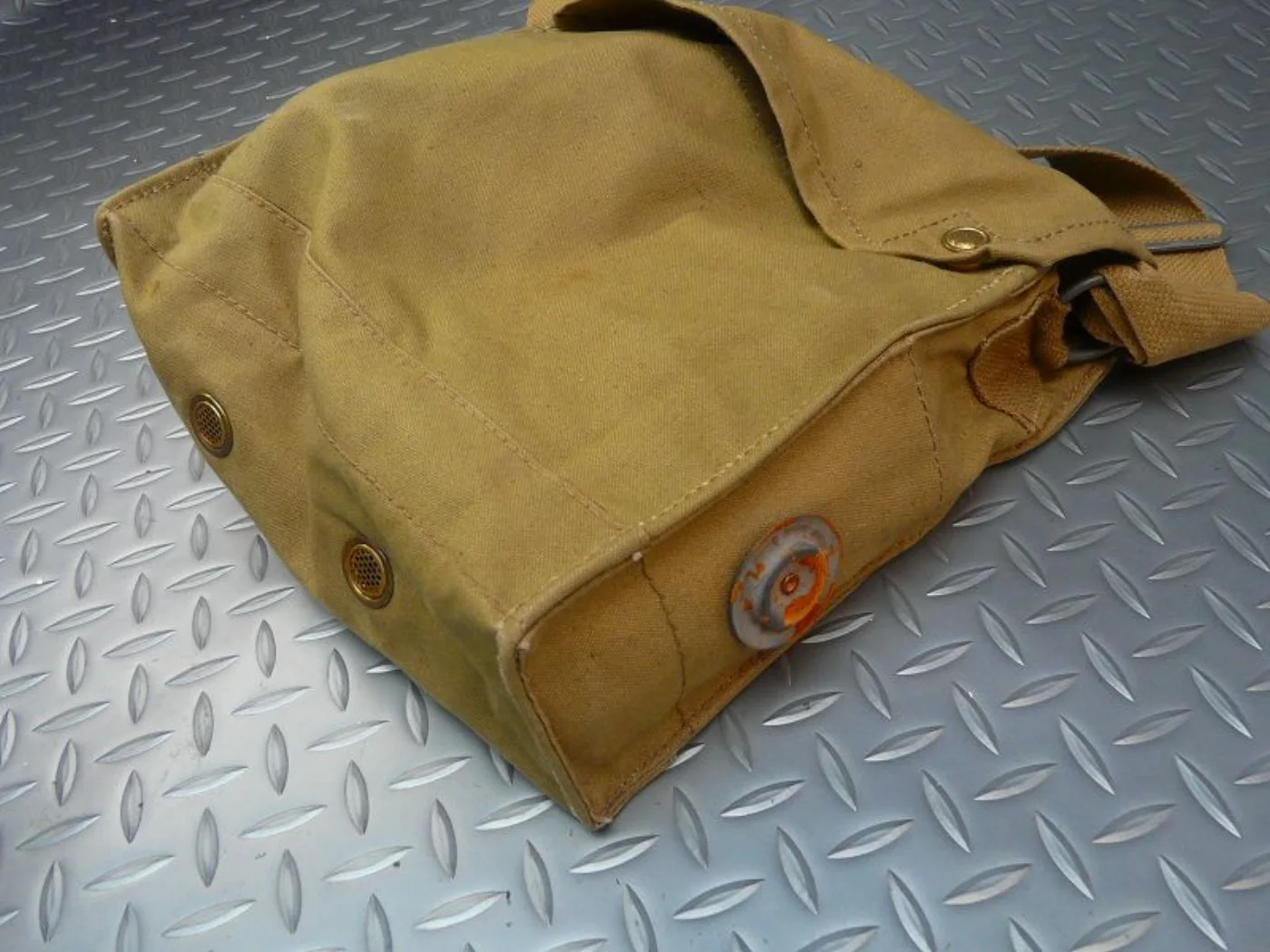 ミリタリーショップ 南国百貨店.COM|沖縄 ガスマスク １９４１ 中古 [ZZ I-633] - ガスマスク １９４１ 記録写真3