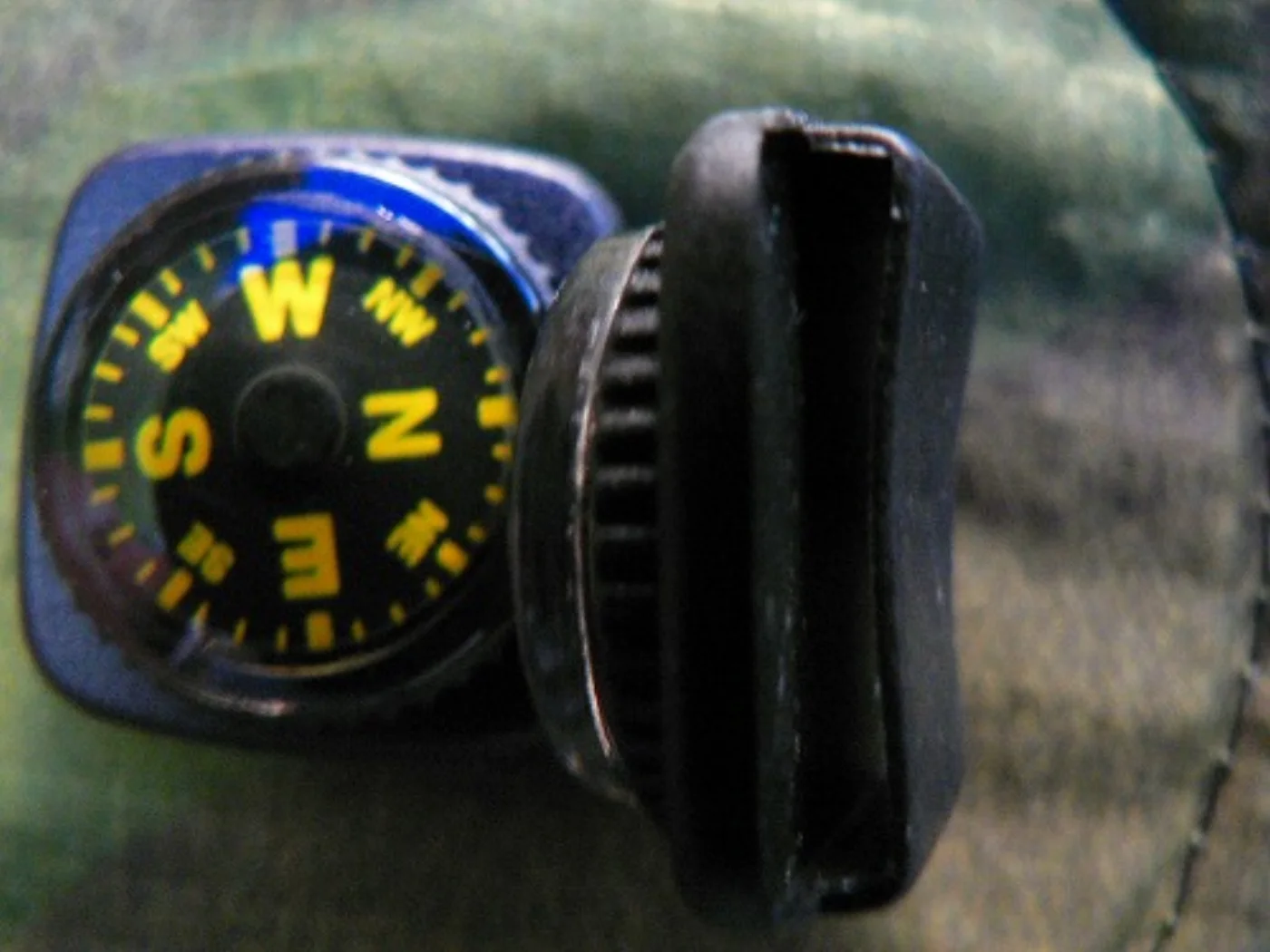 ミリタリーショップ 南国百貨店.COM|沖縄 時計用コンパス [D-318] - 米軍放出品腕時計用コンパス色は白と黒が 記録写真4