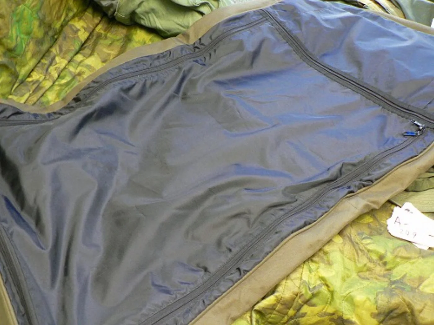 ミリタリーショップ 南国百貨店.COM|沖縄 USMC 制服収納バッグ スーツ入れ [A-249] - 米軍放出品・ステ 記録写真7