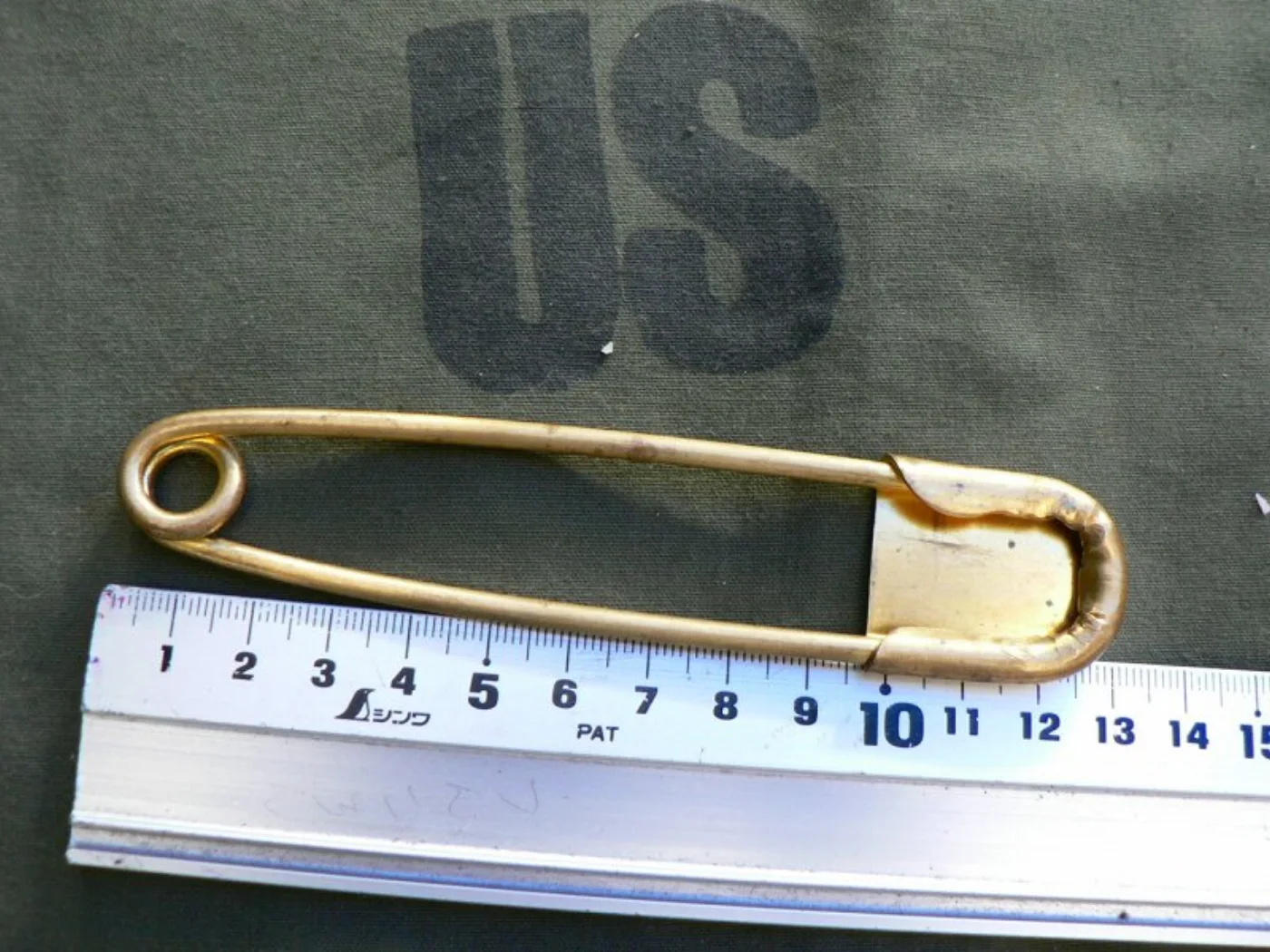ミリタリーショップ 南国百貨店.COM|沖縄 大型安全ピン 金色 [D-811] - 米軍放出品の大型安全ピンキーホルダ 記録写真2
