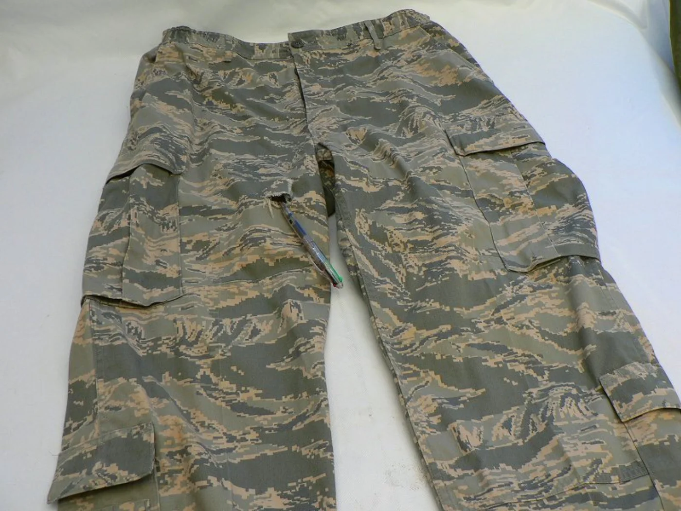 ミリタリーショップ 南国百貨店.COM|沖縄 ABU エアフォース 迷彩服 パンツ タイガー 38L キズあり [Z-9 記録写真2