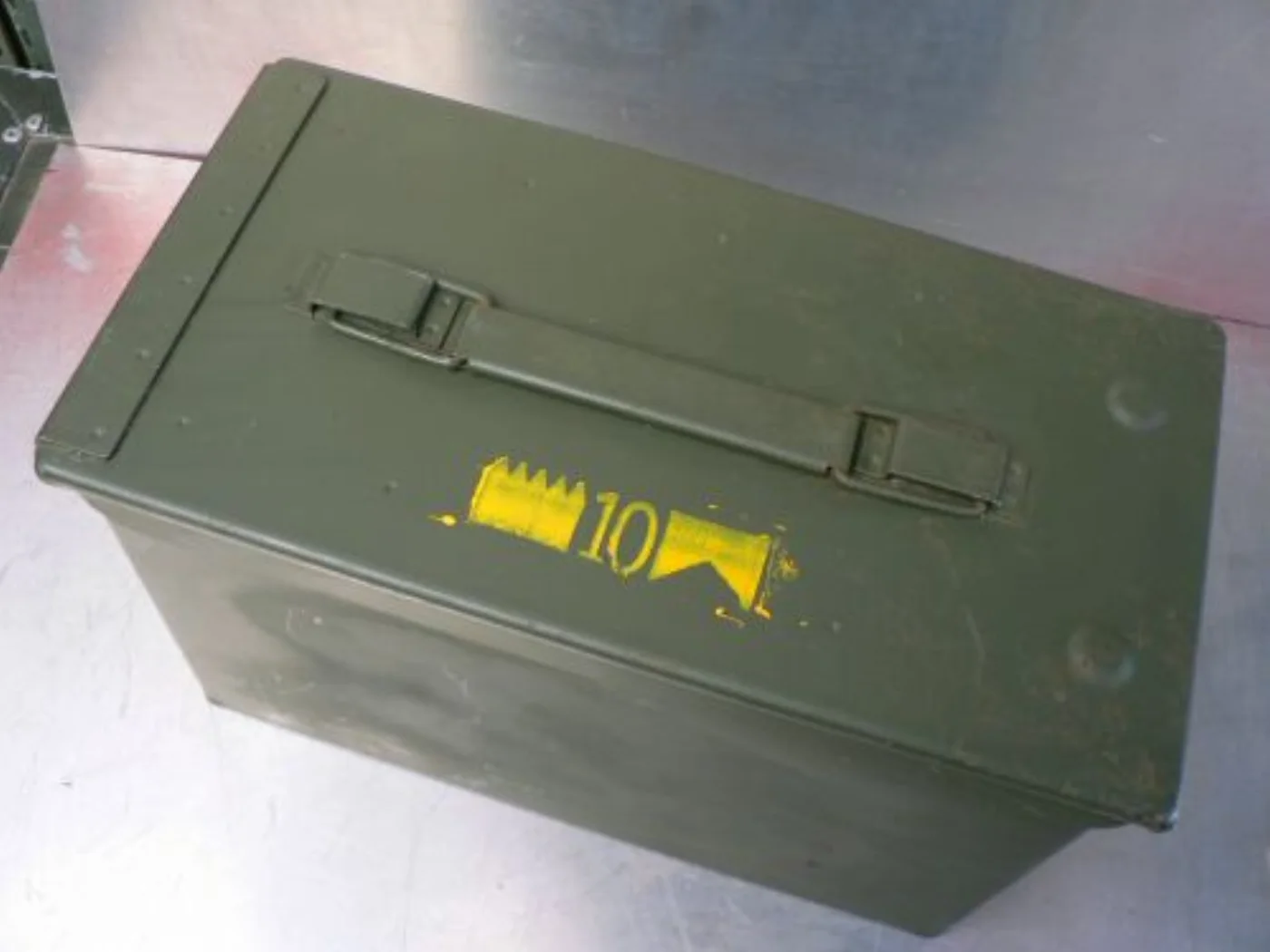 ミリタリーショップ 南国百貨店.COM|沖縄 アーモボックス 弾薬箱 防水 M [B-373] - 米軍放出品・完全防水 記録写真2