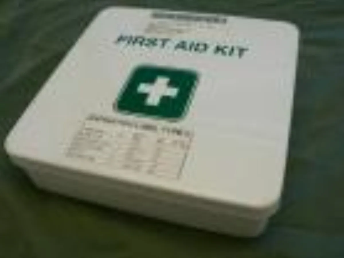 ミリタリーショップ 南国百貨店.COM|沖縄 FIRST AID KIT スチール製 中味入り [D-1155] - F 記録写真1